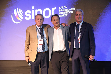 Autoridades de SINOR en el escenario